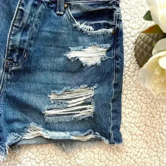 Petra 153 High Rise 100% Cotton Super Distressed Faded Mom Jean Shorts Size 7/27 - Picture 3 of 13